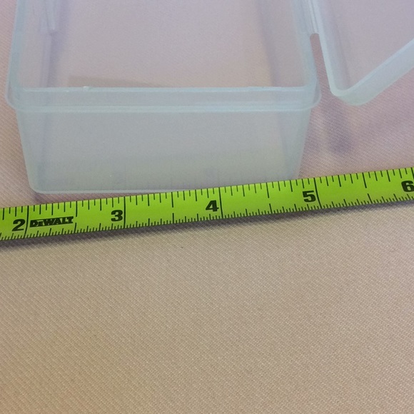 FINAL SALE PRICE Opaque Vented Storage & Strawberry Slicer - Picture 4 of 6